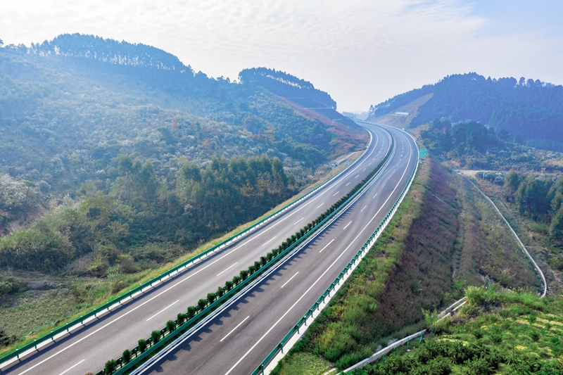 6.高速公路與群山相連，植被覆蓋率高，與原生態環境恢復有機結合.jpg