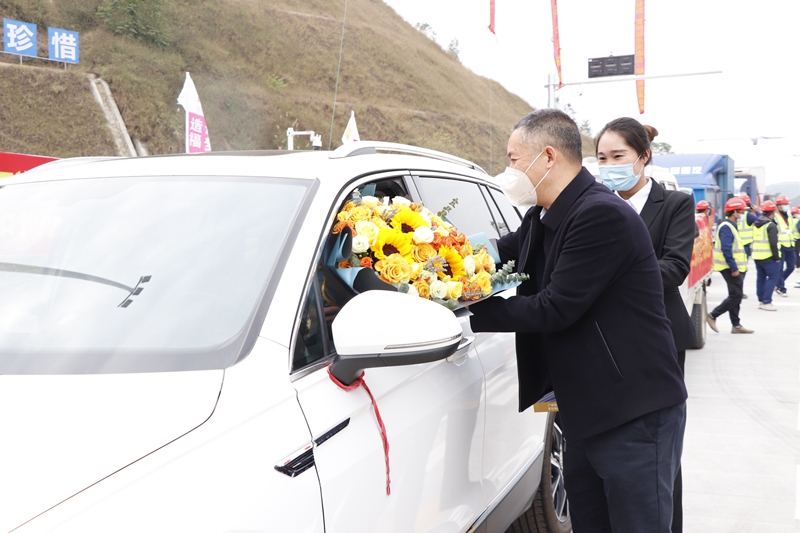 廣西新發展交通集團黨委書記、董事長陳開群為第一輛通車車輛送上鮮花.JPG